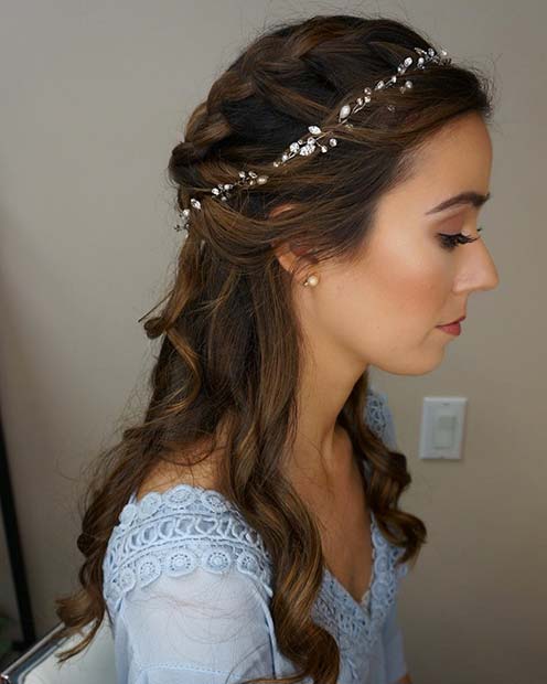 Cheveux tressés à moitié avec bandeau pour idée de cheveux de mariage