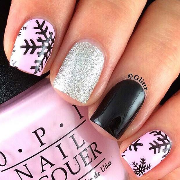 Ongles d'hiver rose noir et flocon de neige scintillant