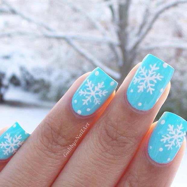 Ongles bleu clair neige et flocon de neige