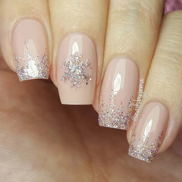 Superbes ongles en flocon de neige et paillettes