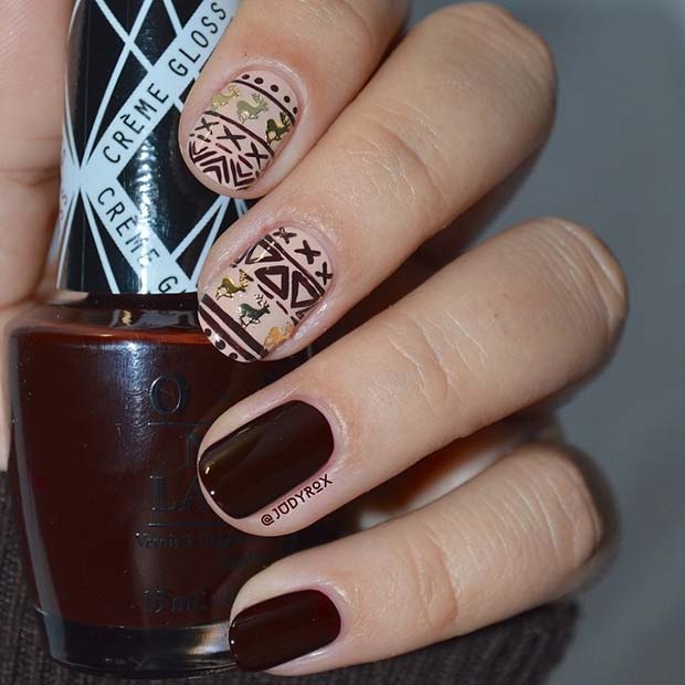 Ongles bordeaux avec motif d'accent hivernal