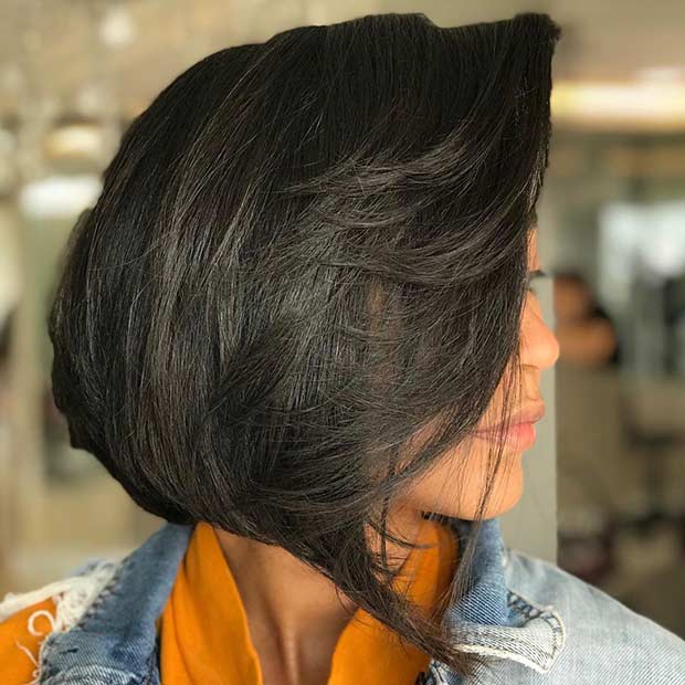 Coupe de cheveux en angle avec des couches