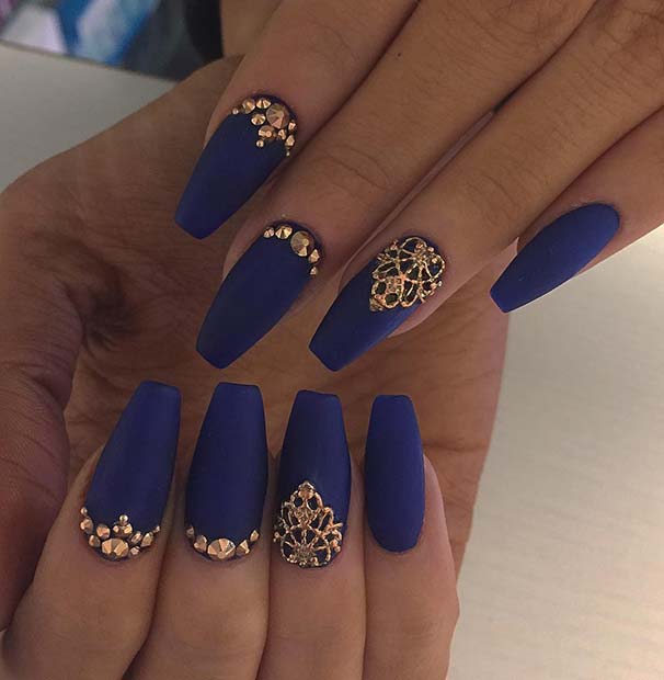 Design d'ongles bleu marine et or glamour