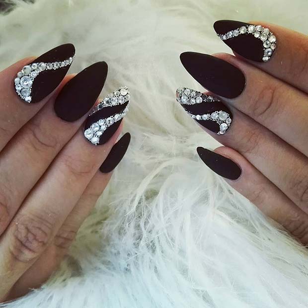 Ongles noirs mats avec strass