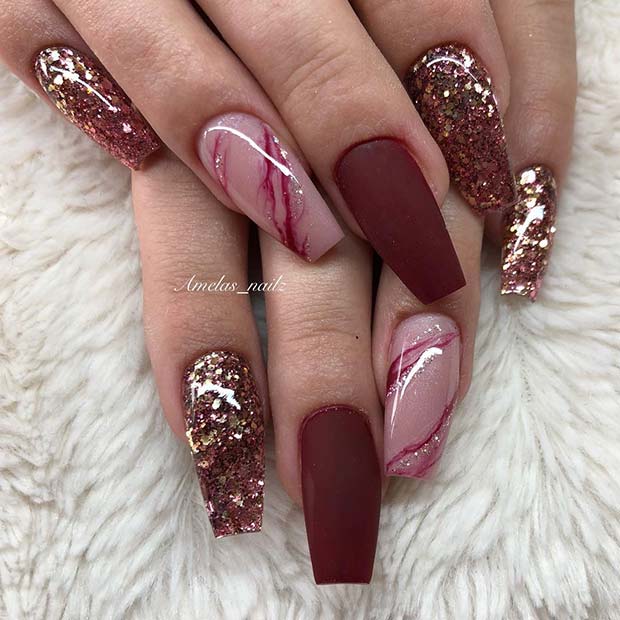 Ongles bordeaux mats avec un design marbré et scintillant