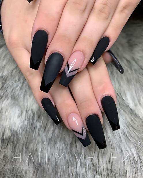 Ongles noirs mats en forme de cercueil