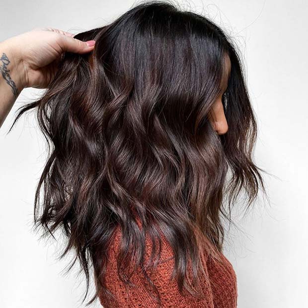 Cheveux épais superposés avec des vagues