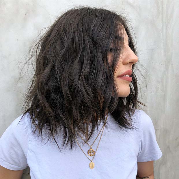 Cheveux mi-longs énervés et texturés