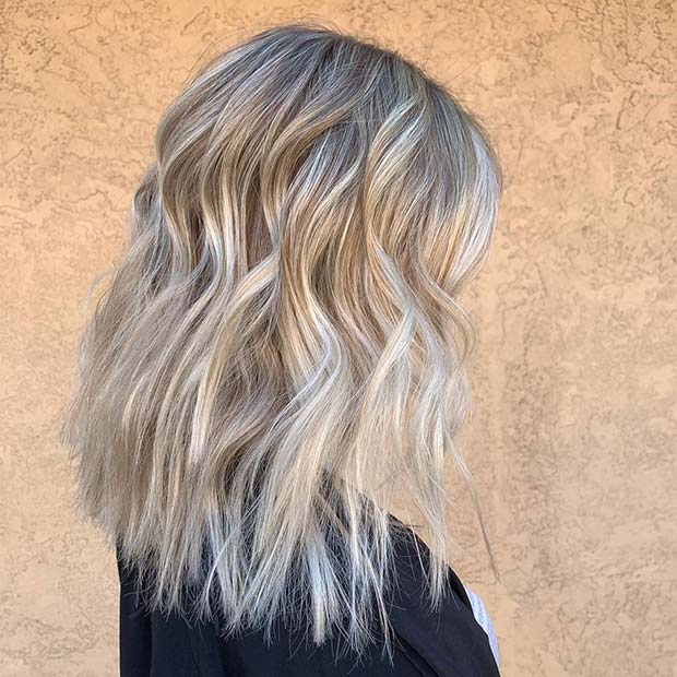 Cheveux mi-longs en blond