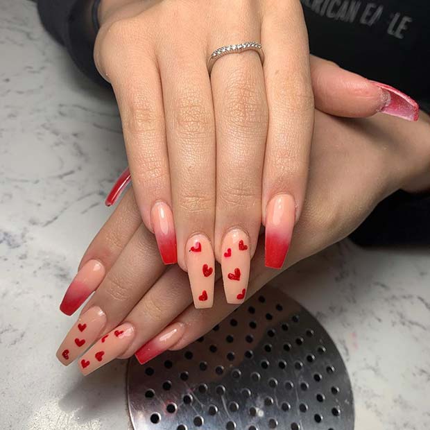 Ongles ombrés avec des coeurs rouges