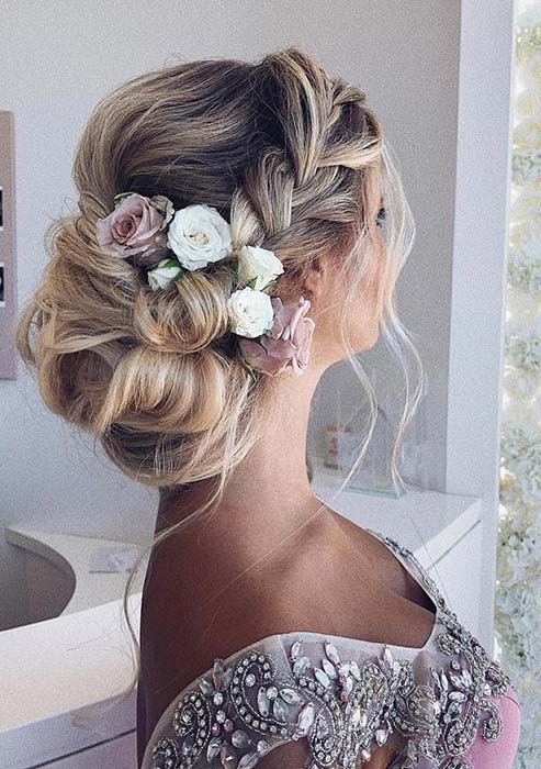 Updo קלוע אלגנטי עם פרחים