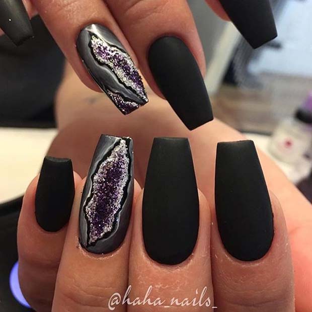 Ongles noirs mats avec clou accent Geode pour des dessins d'ongles mats pour l'automne