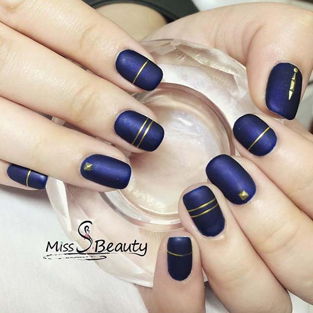 Matte Navy και Gold Nail Art για ματ σχέδια νυχιών για το φθινόπωρο