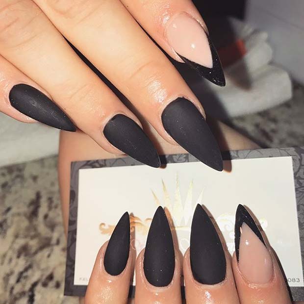 Ongles noirs à la mode pour des dessins d'ongles mats pour l'automne