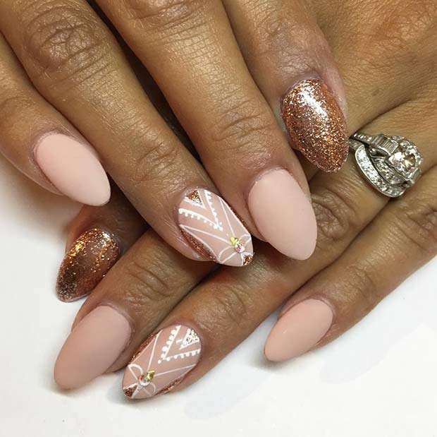 De jolis ongles roses mats avec des paillettes d'or rose