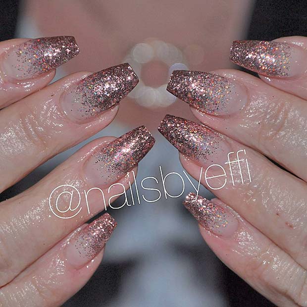 Ongles scintillants en or rose scintillant