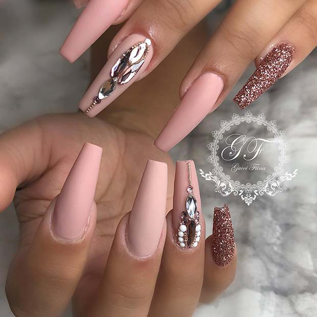 Ongles de cercueil mats avec des paillettes d'or rose