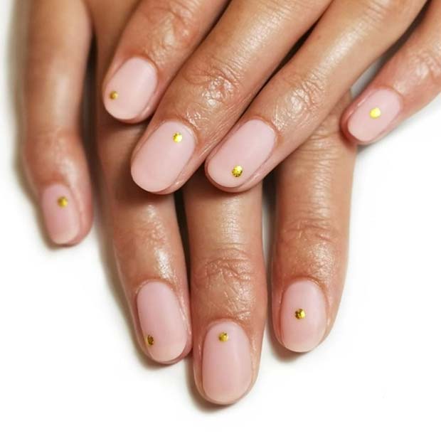 Ματ γυμνά νύχια με χρυσές κουκίδες