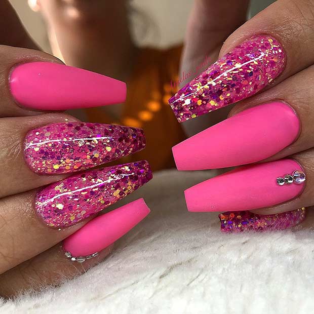 Ongles de cercueil rose fluo mat et scintillant