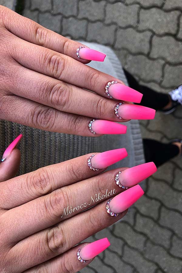 Ongles ombrés rose fluo avec strass