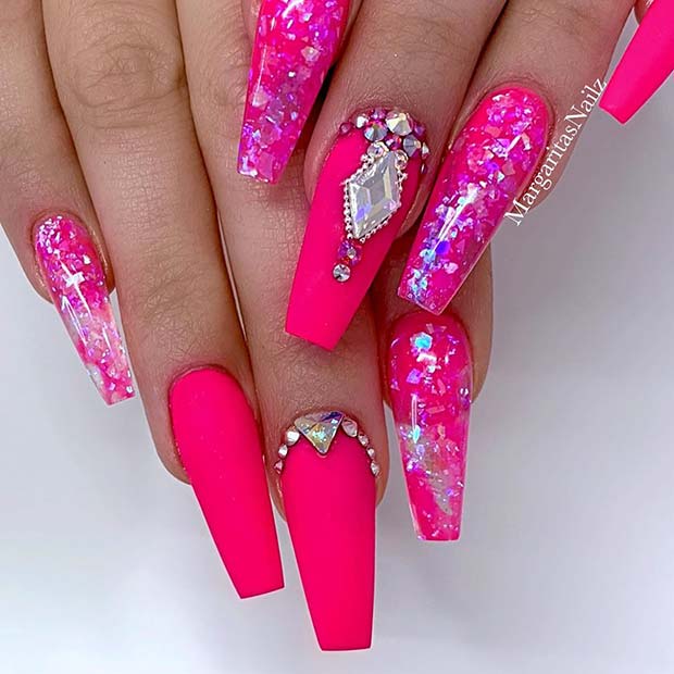 Conception d'ongles rose fluo glam