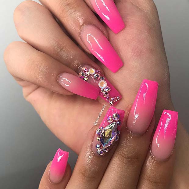 Ongles roses ombrés avec strass