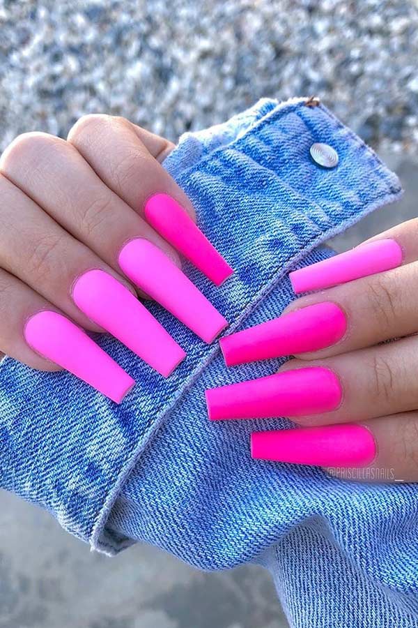 Ongles de cercueil rose fluo mat