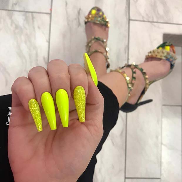 Conception d'ongles jaune fluo et paillettes