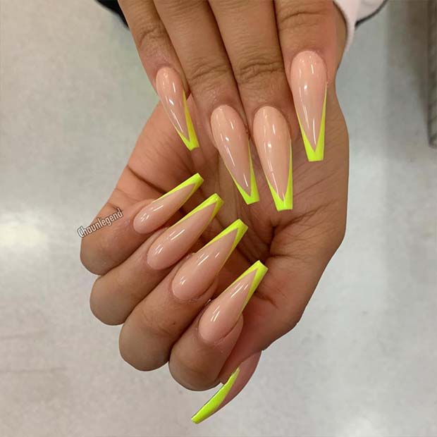 Ongles nude avec des pointes en V jaunes