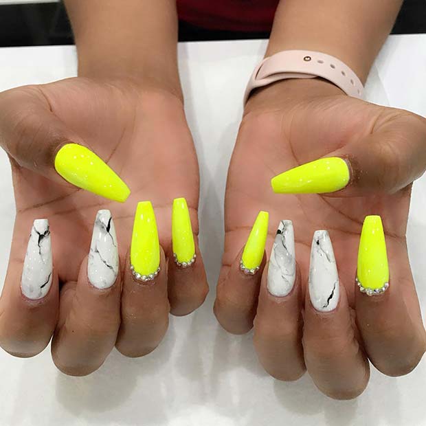 Design élégant des ongles jaunes et marbrés