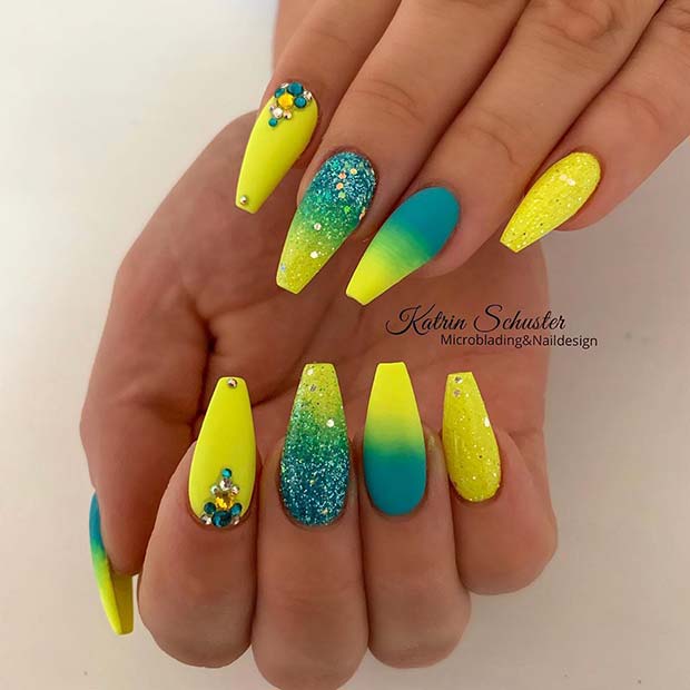 Ongles jaunes et bleus fluo scintillants