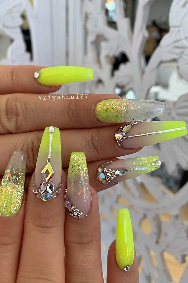 Conception d'ongles au néon avec strass