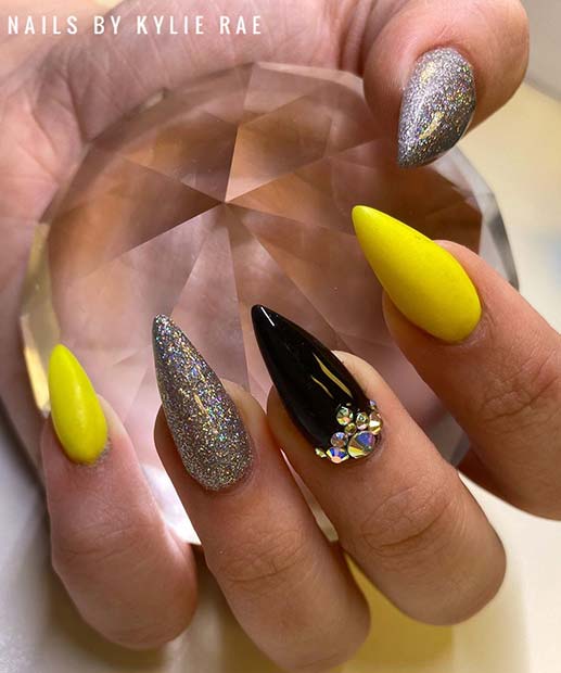 Conception d'ongles glam jaune fluo