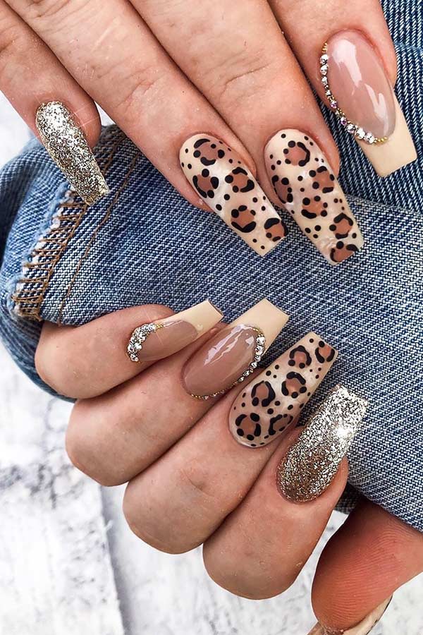 Conception d'art d'ongle de léopard de paillettes