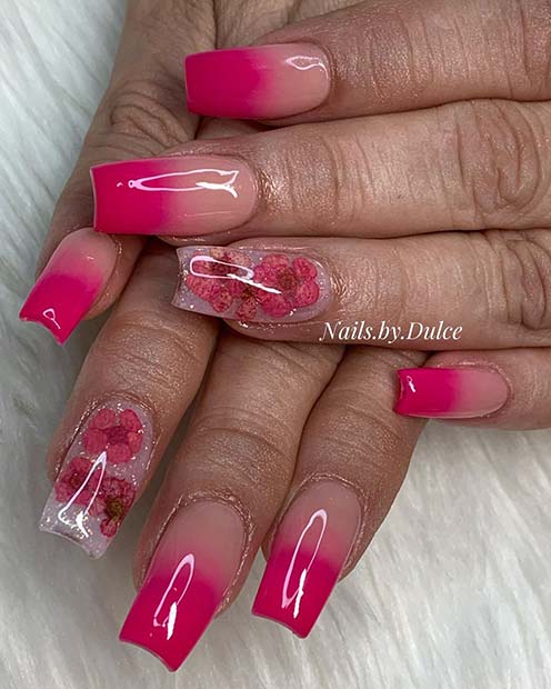 Ongles ombrés rose vif avec un ongle d'accent floral