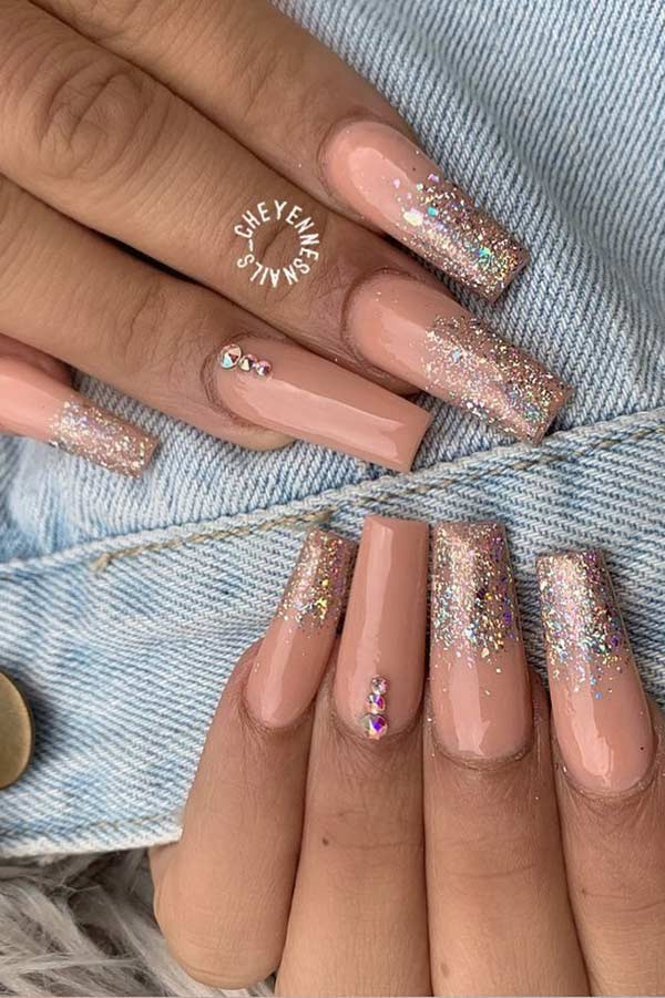 Όμορφα Nude Nails με Glitter