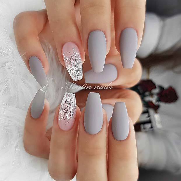 Ongles gris mat avec un design ombré scintillant