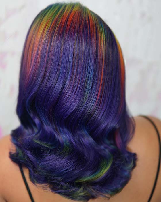 Cheveux violets audacieux avec des racines arc-en-ciel