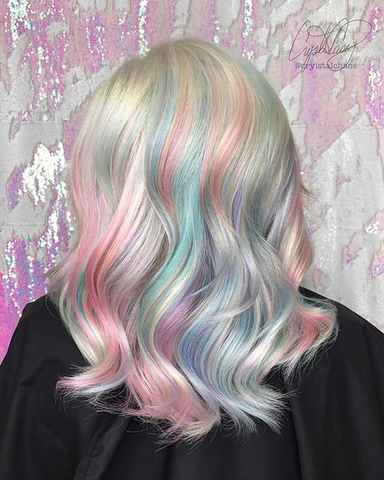 Blond platine et reflets arc-en-ciel pastel