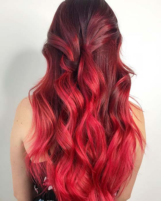 Cheveux ombrés rouge foncé à rouge vif