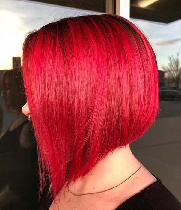 Κοντή, φωτεινή κόκκινη ιδέα μαλλιών