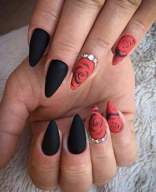 Κομψά νύχια με κόκκινα τριαντάφυλλα