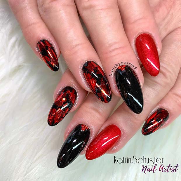 Ongles rouges et noirs avec des feuilles rouges