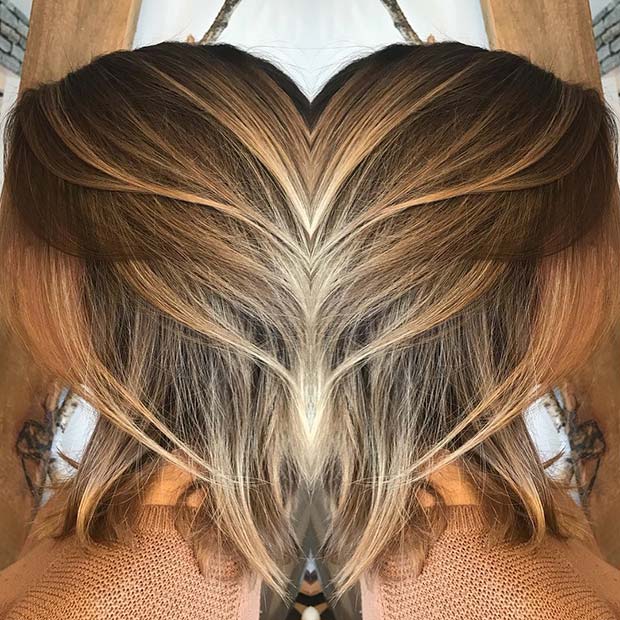 Cheveux à balayage inversé caramel et blond