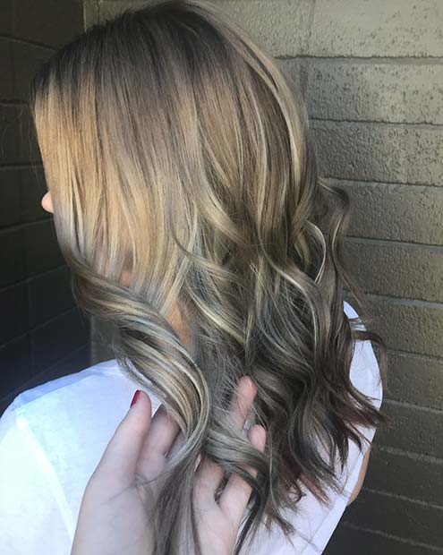 Cheveux de balayage blond cendré à brun chocolat