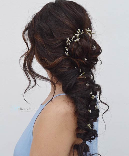 Coiffure de mariage romantique tresse en queue de poisson en désordre