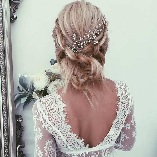 Chignon de mariage romantique avec un postiche