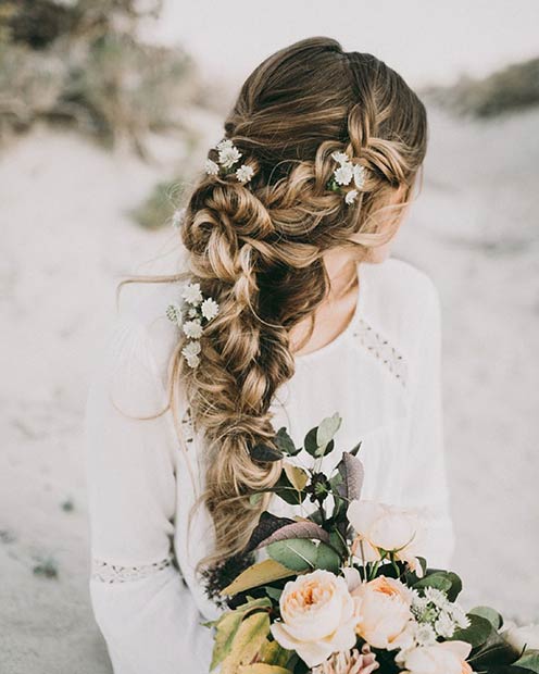 Coiffure de mariage rustique sur le côté