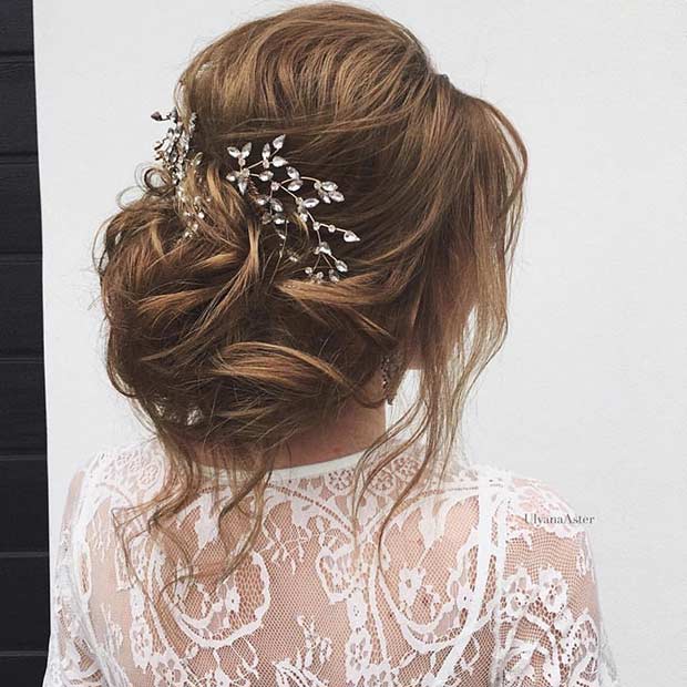 Coiffure de mariage élégante avec un postiche