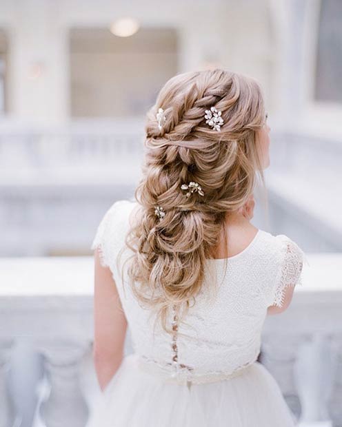 Coiffure de mariage romantique pour cheveux longs